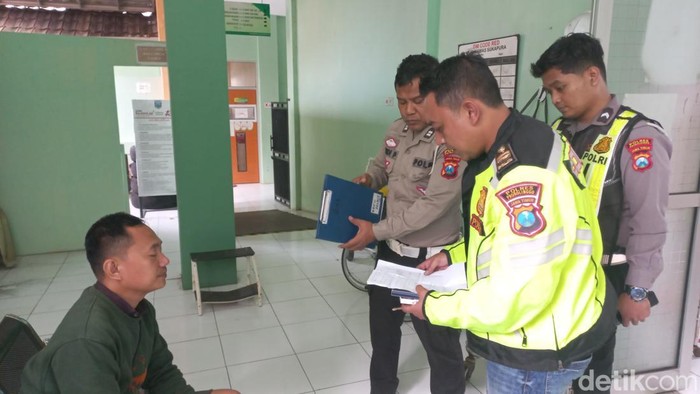 Yopi, sopir utama Hiace rombongan Wisman Singapura tabrak 4 mobil di turunan Bromo saat didata petugas kepolisian.