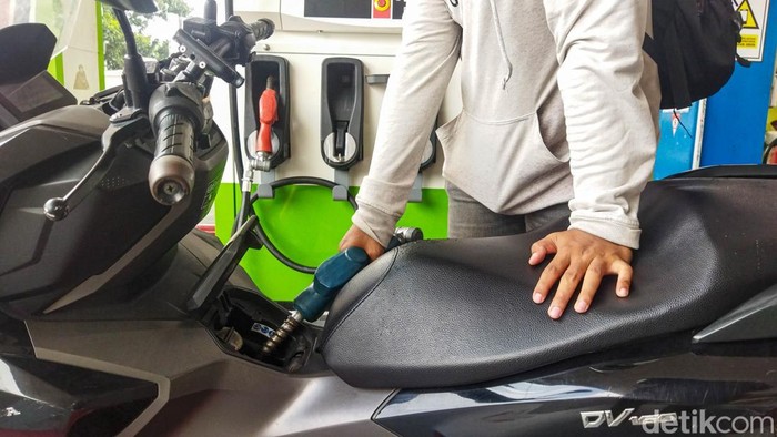 Aktivitas pengisian BBM terlihat di SPBU Pertamina kawasan Pramuka, Jakarta, Senin (11/5/2026). Sebanyak 13 SPBU di Ibu Kota kini menghentikan penjualan Pertalite.