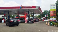 Aktivitas pengisian BBM terlihat di SPBU Pertamina kawasan Pramuka, Jakarta, Senin (11/5/2026). Sebanyak 13 SPBU di Ibu Kota kini menghentikan penjualan Pertalite.  