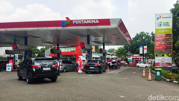 Aktivitas pengisian BBM terlihat di SPBU Pertamina kawasan Pramuka, Jakarta, Senin (11/5/2026). Sebanyak 13 SPBU di Ibu Kota kini menghentikan penjualan Pertalite.