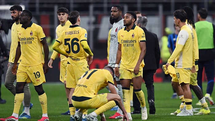 MILAN, ITALY - MAY 10:  Players of Milan react with disappointment during the Serie A match between AC Milan and Atalanta BC at Giuseppe Meazza Stadium on May 10, 2026 in Milan, Italy. (Photo by Image Photo Agency/Getty Images)