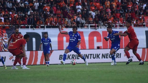 Adam Alis di laga Persija vs Persib. Adam Alis di laga Persija vs Persib.