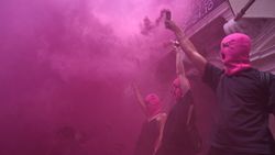 Aksi Demo Pussy Riot Pakai Topeng Balaclava Pink di Venesia