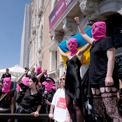 Aksi Demo Pussy Riot Pakai Topeng Balaclava Pink di Venesia