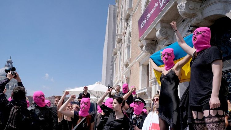 Aksi Demo Pussy Riot Pakai Topeng Balaclava Pink di Venesia