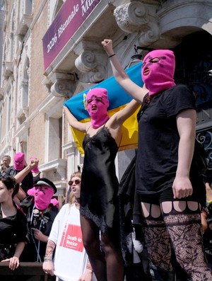 Aksi Demo Pussy Riot Pakai Topeng Balaclava Pink di Venesia
