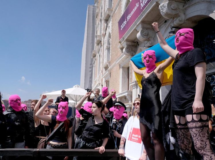 Aksi Demo Pussy Riot Pakai Topeng Balaclava Pink di Venesia