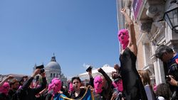 Aksi Demo Pussy Riot Pakai Topeng Balaclava Pink di Venesia