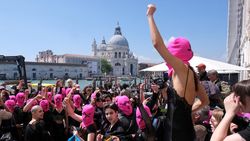 Aksi Demo Pussy Riot Pakai Topeng Balaclava Pink di Venesia