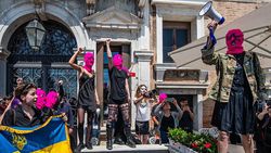 Aksi Demo Pussy Riot Pakai Topeng Balaclava Pink di Venesia