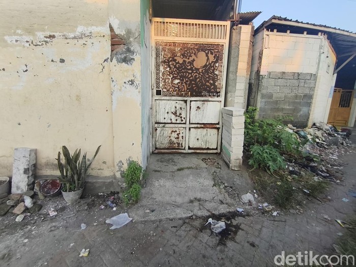 Masriah yang sempat viral karena perilaku meresahkan kini kembali berulah dengan menyiram oli bekas dan menaruh makanan basi di depan pintu tetangganya