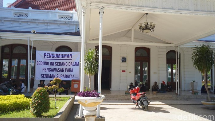 Aksi protes para seniman Surabaya di Balai Pemuda