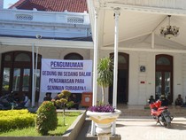 Aksi Seniman Protes Pengosongan Balai Pemuda di Gedung DPRD Surabaya