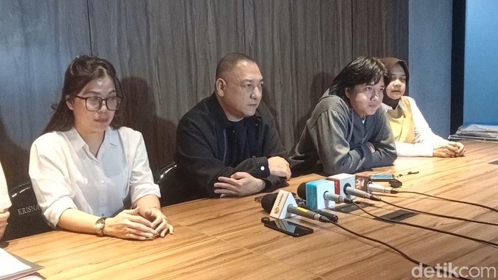 Kuasa hukum Ammar Zoni, Krisna Murti dalam konferensi pers di kawasan Kebon Jeruk, Jakarta Barat, Senin (11/5/2026).