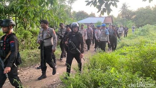 Aparat Polres Flores Timur bersiaga di lokasi bentrok antardesa di Adonara, Senin (11/5/2026).