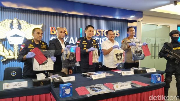 Bea Cukai Soetta gagalkan penyelundupan bijih emas dalam popok  yang dipakai WN India. (Taufiq/detikcom)