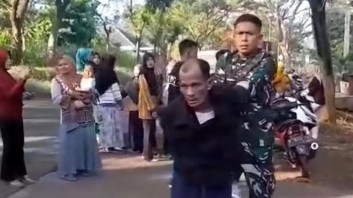 Begal bersajam dan membawa bondet dibekuk guru SD dan Babinsa di Pasuruan.