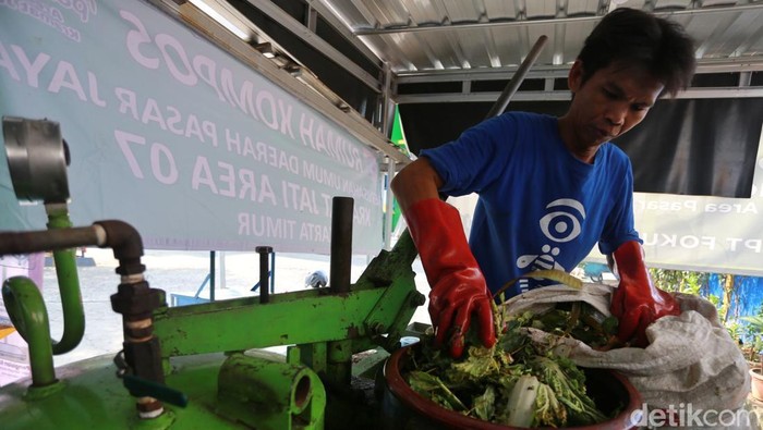 Tumpukan sampah sayur dan sisa bahan pangan di Pasar Kramat Jati, Jakarta Timur, kini tidak lagi hanya berakhir di tempat pembuangan. Sampah organik tersebut mulai diolah menjadi pupuk kompos dan pupuk cair sebagai bagian dari program pemilahan sampah Pemerintah Provinsi DKI Jakarta, Senin (11/5/2026).