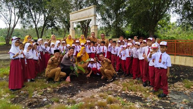 Bhabinkamtibmas Desa Bungur Telesung, Aipda Defri Nanda, mensosialisasikan Green Policing lewat lagu Mandarin.