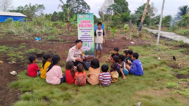 Bhabinkamtibmas Desa Bungur Telesung, Aipda Defri Nanda, mensosialisasikan Green Policing lewat lagu Mandarin.