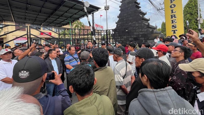 Ratusan warga saat mendatangi Mapolresta Banyuwangi menolak pasal Tipiring yang diberlakukan pada WNA Rusia tersangka penganiayaan