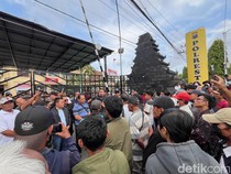 Tolak Pasal Tipiring Bule Rusia, Polresta Banyuwangi Didemo Warga