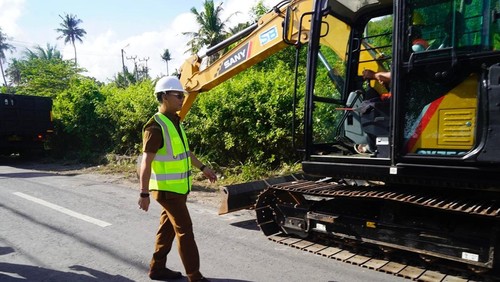 Bupati Klungkung, I Made Satria, meninjau proyek perbaikan Jalan Sampalan-Toyapakeh di Nusa Penida, Senin (11/5/2026). (Dok. Pemkab Klungkung)