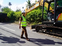 Perbaikan Jalan di Nusa Penida Mulai Dikerjakan, Bupati Minta Warga Bersabar