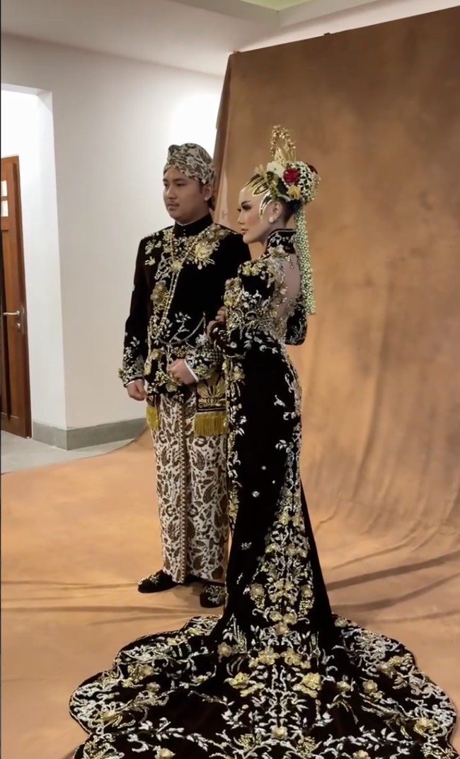 Bagian belakang kebaya menjadi salah satu fokus utama karena menggunakan potongan punggung rendah berbentuk oval yang memberi kesan feminin sekaligus modern. Area pundak dan lengan tetap tertutup dengan detail bordir penuh sehingga tampak anggun tanpa kehilangan unsur tradisional. Foto: Instagram/@ivan_gunawan