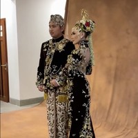 Bagian belakang kebaya menjadi salah satu fokus utama karena menggunakan potongan punggung rendah berbentuk oval yang memberi kesan feminin sekaligus modern. Area pundak dan lengan tetap tertutup dengan detail bordir penuh sehingga tampak anggun tanpa kehilangan unsur tradisional. Foto: Instagram/@ivan_gunawan