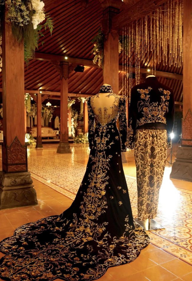 Dalam salah satu unggahan Instagram, Ivan membeberkan harga fantastis busana pengantin rancangannya tersebut. Baju pengantin ini satu set Rp 350 juta, di luar tiket, di luar hotel, di luar mangan, di luar mobil Alphard, terang pria yang akrab disapa Igun itu. Foto: Instagram/@ivan_gunawan