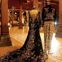 Dalam salah satu unggahan Instagram, Ivan membeberkan harga fantastis busana pengantin rancangannya tersebut. Baju pengantin ini satu set Rp 350 juta, di luar tiket, di luar hotel, di luar mangan, di luar mobil Alphard, terang pria yang akrab disapa Igun itu. Foto: Instagram/@ivan_gunawan