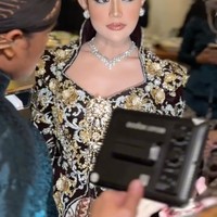 Nuansa tradisional semakin lengkap dengan paes dan sanggul di kepala menantu Soimah, Yosika Ayumi. Ia juga menambahkan beberapa perhiasan berkilau berukuran cukup besar yang membuat tampilannya semakin terlihat mewah. Foto: Instagram/@ivan_gunawan