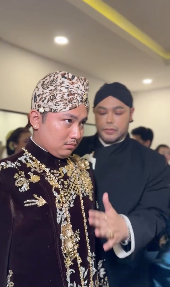 Sementara putra Soimah tampil lengkap dengan blangkon di kepalanya. Blangkon tersebut serasi dengan kain batik yang dikenakannya sebagai bawahan. Foto: Instagram/@ivan_gunawan