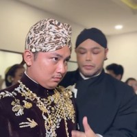 Sementara putra Soimah tampil lengkap dengan blangkon di kepalanya. Blangkon tersebut serasi dengan kain batik yang dikenakannya sebagai bawahan. Foto: Instagram/@ivan_gunawan