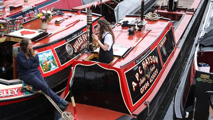 Festival Canalway Cavalcade di Little Venice menjadi perayaan budaya kanal Inggris yang berakar dari sejarah transportasi air era Revolusi Industri. REUTERS/Toby Melville