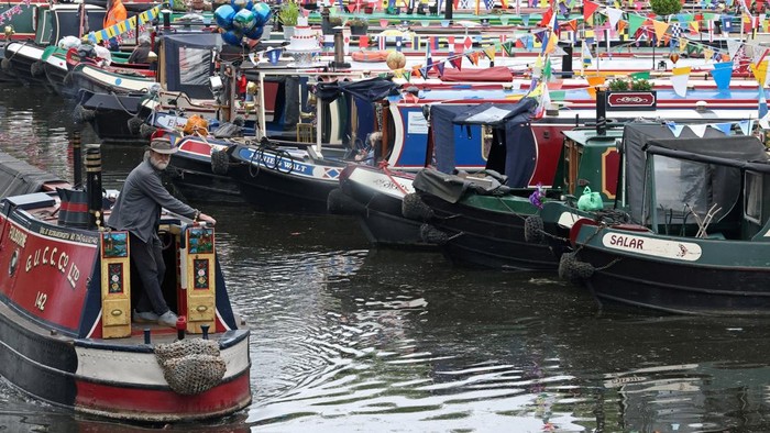 Festival Canalway Cavalcade di Little Venice menjadi perayaan budaya kanal Inggris yang berakar dari sejarah transportasi air era Revolusi Industri. REUTERS/Toby Melville