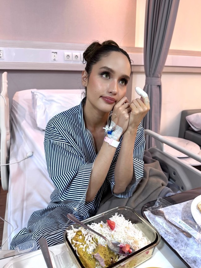 Gaya Cinta Laura Operasi di RS Curi Atensi, Tampil Dengan Baddie Makeup Look