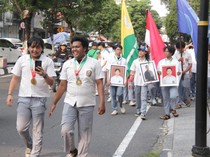 Wujud Syukur Kelulusan, Siswa De Britto Jalan Kaki ke Tugu Jogja-Bagi Sembako