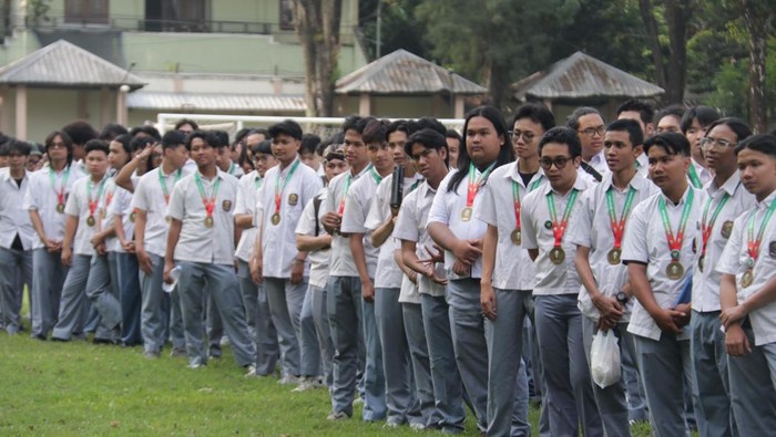 Ratusan murid SMA Kolese De Britto saat melakukan long march merayakan kelulusan ke Tugu Jogja, Minggu (10/5/2026).