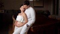 Debi Sagita ramai mendapat ucapan selamat setelah hamil. Yay akhirnya, komen Anissa Aziza. Selamat ya Debi. Sehat sehat selalu kamu dan baby, sahut Mieke Amalia. (Foto: dok Instagram debisagita)