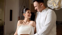Debi Sagita mengatakan awal dibilang hamil dirinya sangat terharu. Bahagia, khawatir, terharu, gembira, dan sedikit cemas, semuanya jadi satu. Sampe ibu dan bapak gabisa mengeluarkan satu patah kata pun saat itu, tulisnya. (Foto: dok Instagram debisagita)