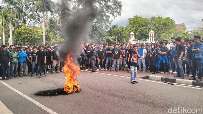 Mahasiswa demo Kantor Gubernur Aceh meminta Pergub JKA dicabut