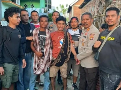 Dua bersaudara FDL dan ANS tersenyum saat ditangkap Polisi seusai membacok tetangga hingga tewas di Desa Pandai, Kecamatan Woha, Kabupaten Bima, NTB, pada Minggu (10/5/2026). (Istimewa)