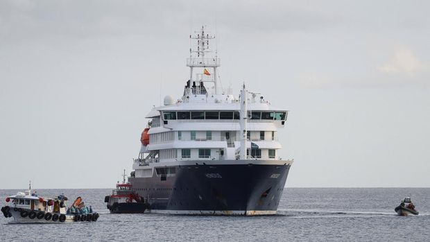 Evakuasi penumpang kapal pesiar MV Hondius, yang terdampak wabah hantavirus di pelabuhan Granadilla de Abona, Tenerife, Spanyol, 10 Mei 2026. (REUTERS/Hannah McKay)