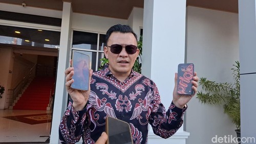 Fransisco Bessi, pengacara Roni Sonbay saat diwawancarai detikBali di Kejati NTT, Senin (11/5/2026).