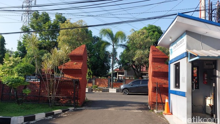 Gapura Candi Bentar di kantor Diskominfo Kabupaten Cirebon.
