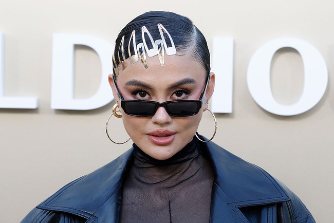 Hair-do Agnez juga menjadi sentuhan akhir gayanya yang fearless. Rambutnya dihiasi jepitan rambut snap-clip berukuran besar yang sukses mengalihkan atensi. (Foto: Taylor Hill/FilmMagic)