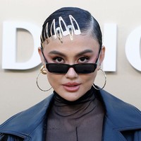 Hair-do Agnez juga menjadi sentuhan akhir gayanya yang fearless. Rambutnya dihiasi jepitan rambut snap-clip berukuran besar yang sukses mengalihkan atensi. (Foto: Taylor Hill/FilmMagic)