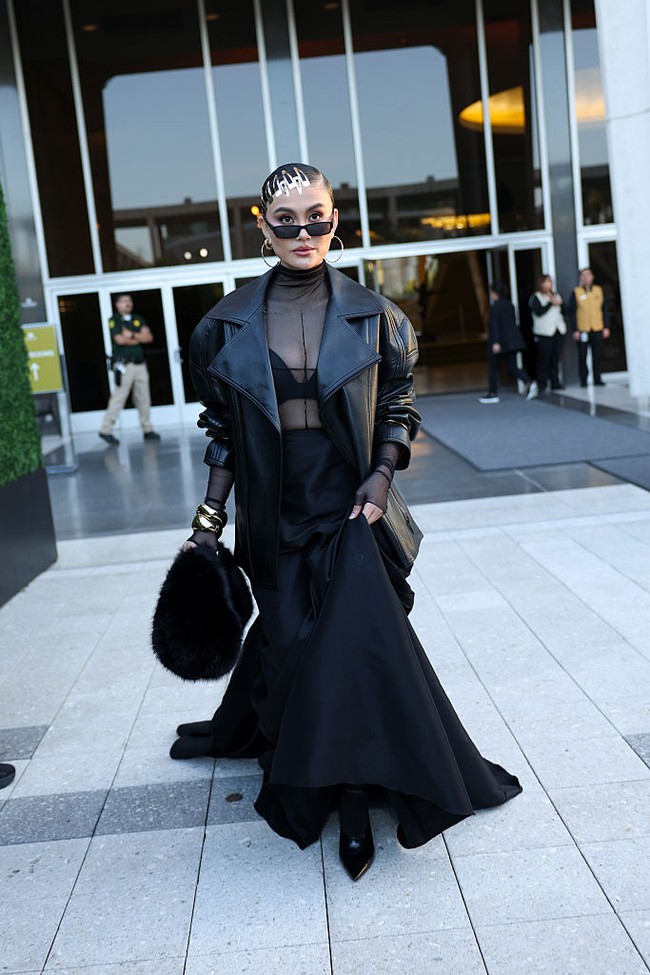 Berada di antara para selebriti internasional seperti John Legend, Chrissy Teigen, Priyanka Chopra, dan atlet Eileen Gu, Agnez memanfaatkan kesempatan tersebut dengan bergaya maksimal. Aura pop star penyanyi sekaligus aktris 39 tahun ini sukses terpancar berkat balutan busana serba hitam yang bold. (Foto: Chad Salvador/WWD via Getty Images)
